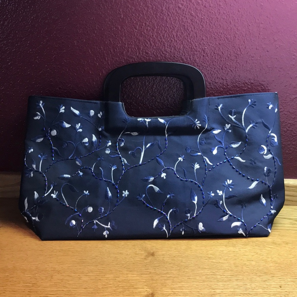 NWOT embroidered purse